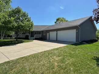 725 Tyler St SW, Hutchinson, MN 55350
