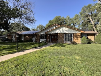 2 Beechwood Ln, Hutchinson, KS 67502