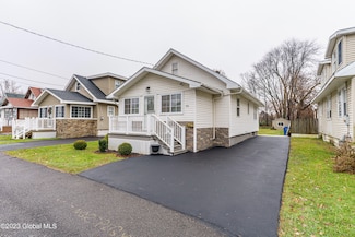 58 Arcadia Ct, Albany, NY 12205
