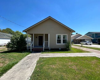 911 Dallas St, Port Neches, TX 77651