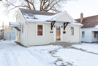 921 Harriet Ave, Aurora, IL 60505