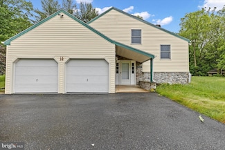 14 Apache Ln, Willow Street, PA 17584