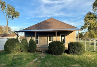 978 N Madison St, Mason, IL 62443