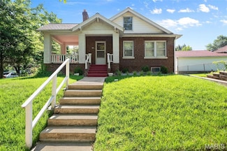 512 N Hills Dr, Saint Louis, MO 63121