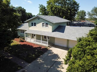 200 N Glenview Ln, Peotone, IL 60468