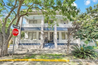 304 E Waldburg St, Savannah, GA 31401