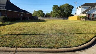 110 Crest Ct, Stafford, TX 77477