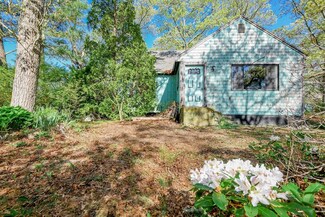 12 Chippewa Dr, Buzzards Bay, MA 02532