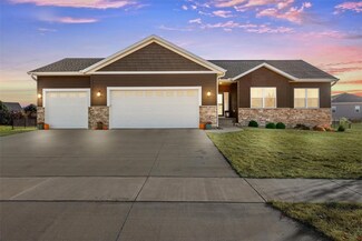 2909 Savannah Dr, Hiawatha, IA 52233
