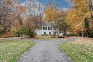 30 Old Farm Rd, Chagrin Falls, OH 44022