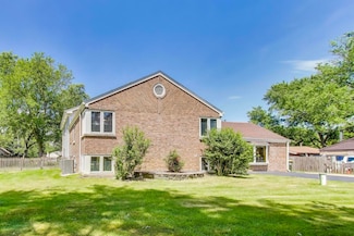 100 W Willow Rd, Prospect Heights, IL 60070
