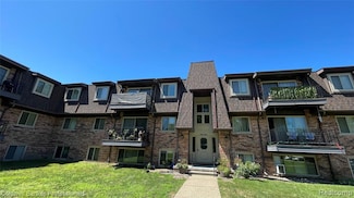 530 Riviera Dr, Saint Clair Shores, MI 48080