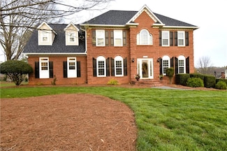 3401 Lochurst Ct, Pfafftown, NC 27040
