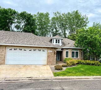 1207 Silverthorn Ct, Saint Paul, MN 55126
