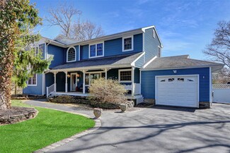 8 Pine St, Bayport, NY 11705