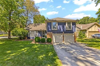 8946 Country Hill Ct, Lenexa, KS 66215