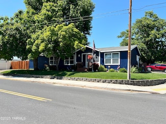 307 Carlsonia Ave, Zillah, WA 98953