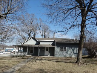 1015 Oregon St, Hiawatha, KS 66434