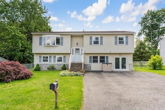 67 Keats Dr, New Windsor, NY 12553