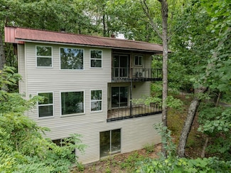 128 Manor Dr, Hayesville, NC 28904