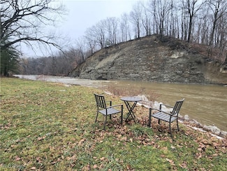 2405 Trailard Dr, Willoughby Hills, OH 44094