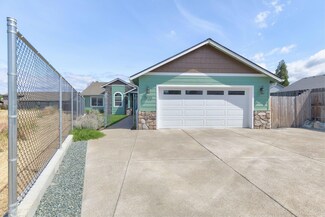 2922 Naples Dr, Grants Pass, OR 97527