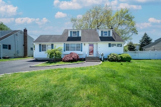 6 Pompano Ln, Massapequa Park, NY 11762