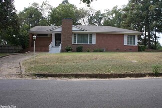 601 W Clark St, Nashville, AR 71852