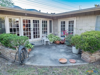 2101 E Mistletoe Ave, Victoria, TX 77901