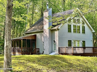 121 Canterbrook Dr, Hawley, PA 18428
