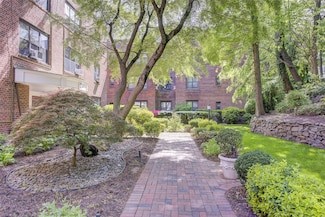2 Town House Place Unit 2H, Great Neck, NY 11021