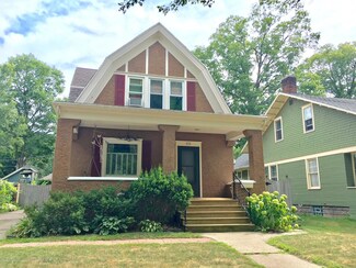 621 Moores River Dr, Lansing, MI 48910