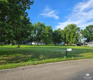 513 W 6th St, Solomon, KS 67480