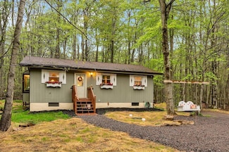 13 Lehigh River Dr S, Gouldsboro, PA 18424