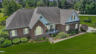 115 Hunters Walk Ln, Clinton, NC 28328