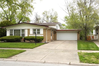 223 W Rainbow Dr, Glenwood, IL 60425