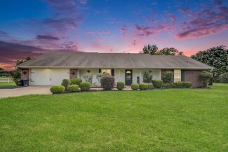 1052 S Lowrance Rd, Red Oak, TX 75154