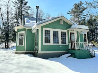 68 Riverside Dr, Saranac Lake, NY 12983