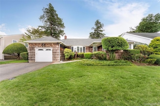 9 Eaton Rd, Syosset, NY 11791