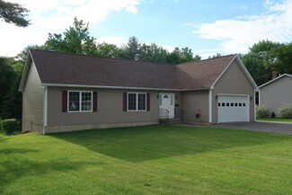 58 Russell St, Farmingdale, ME 04344