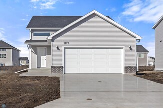 3827 19th St S, Moorhead, MN 56560