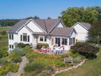 7805 Eagle Nest Cir, Charlevoix, MI 49720