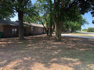 1202 N Pine St, Waurika, OK 73573