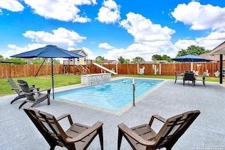 153 Plainview Dr, Poth, TX 78147