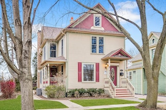 147 N Center St, Naperville, IL 60540