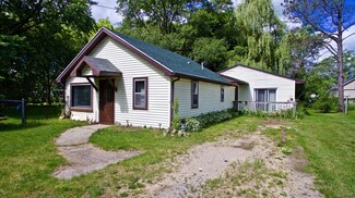 526 S 2nd St, Edmore, MI 48829