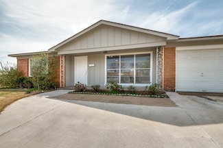 321 W Phillips Ct, Grand Prairie, TX 75051