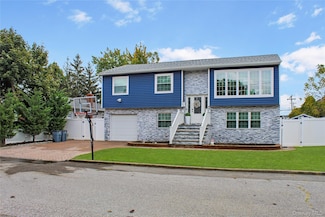 125 Spruce St, Lindenhurst, NY 11757