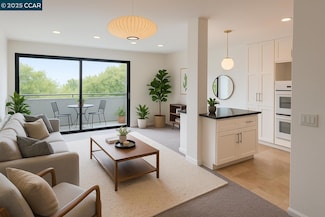 7 Embarcadero W Unit 209, Oakland, CA 94607