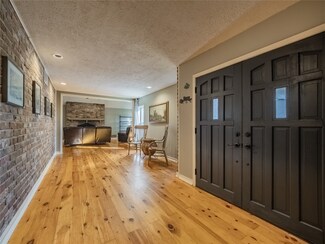 6 Bay Harbor Dr, La Porte, TX 77571